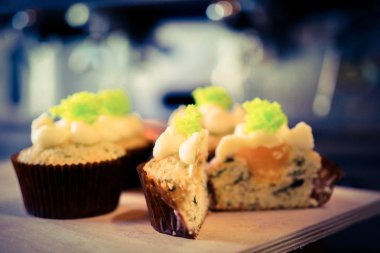 Kahve makinesi ve kafede capkake