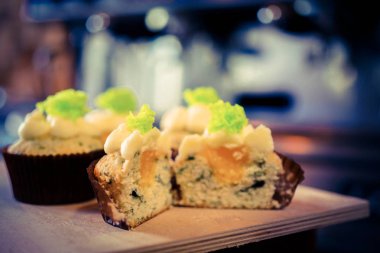 Kahve makinesi ve kafede capkake