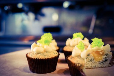 Kahve makinesi ve kafede capkake