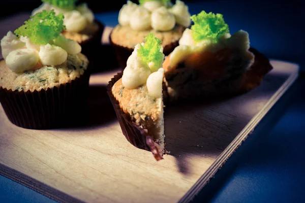 peynir ve salata ile cupcakes