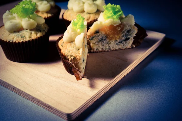 peynir ve salata ile cupcakes