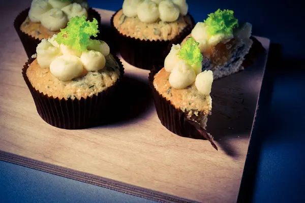 peynir ve salata ile cupcakes