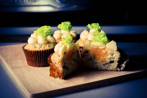 peynir ve salata ile cupcakes