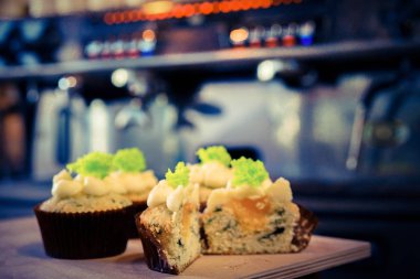 Kahve makinesi ve kafede capkake