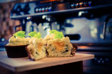 Kahve makinesi ve kafede capkake