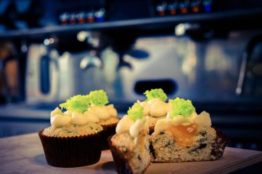 Kahve makinesi ve kafede capkake