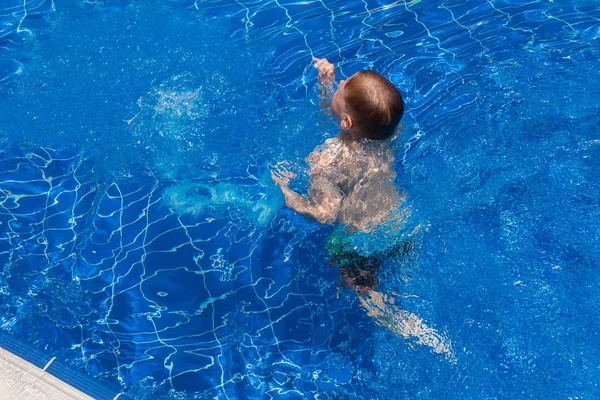 Der Junge Springt Den Pool — Stockfoto