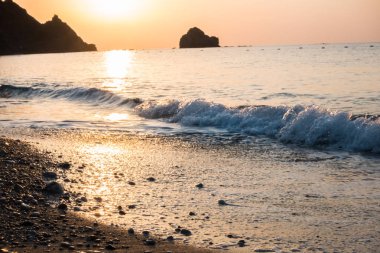 Deniz kenarında güzel gündoğumu