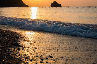 Deniz kenarında güzel gündoğumu