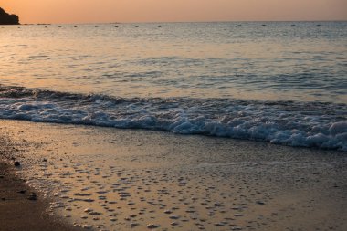 Deniz kenarında güzel gündoğumu