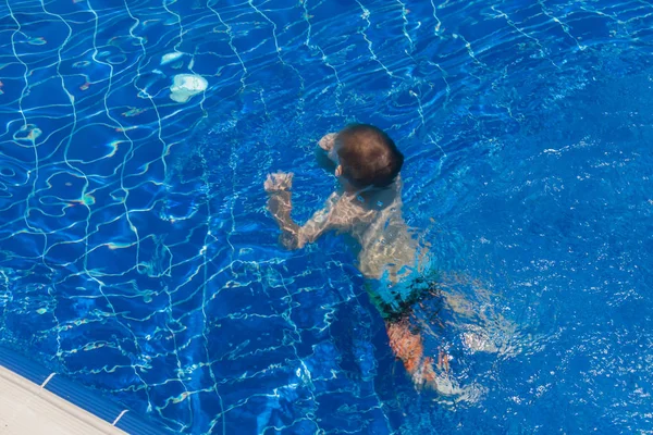 Der Junge Springt Den Pool — Stockfoto