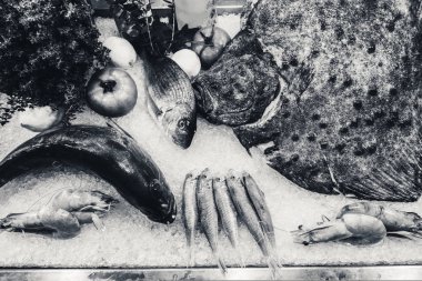 Deniz restoranda taze balık