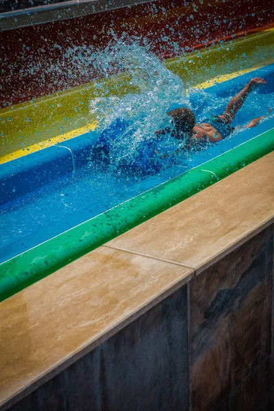 Der Junge Fährt Eine Rutsche Wasserpark — Stockfoto