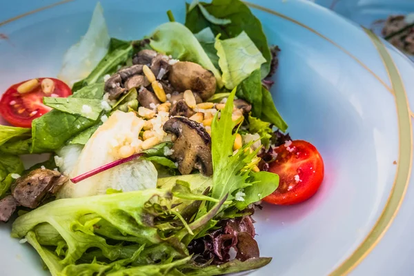 Beyaz bir plaka üzerinde dana Carpaccio