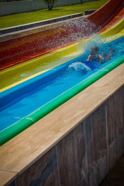 Der Junge Fährt Eine Rutsche Wasserpark — Stockfoto