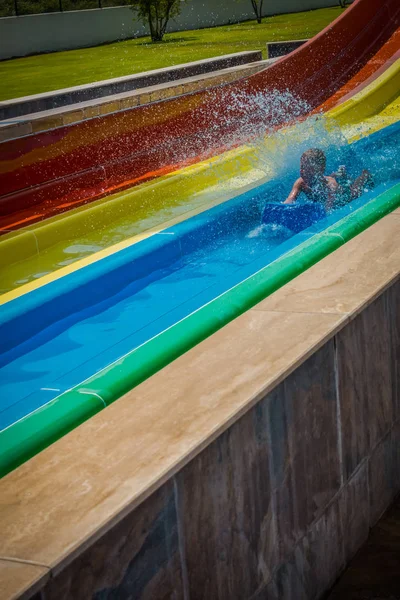 Garçon Monte Toboggan Dans Parc Aquatique — Photo