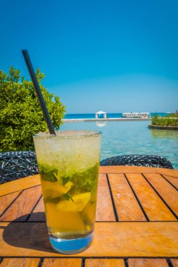 Mojito deniz arka plan üzerinde bir masada kokteyl