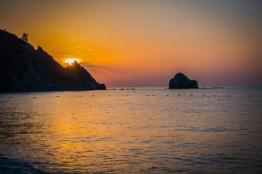 Gündoğumu kumsalda deniz