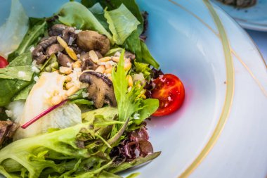 Beyaz bir plaka üzerinde dana Carpaccio