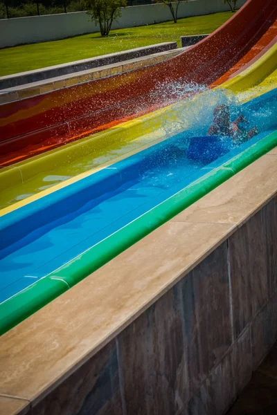 Der Junge Fährt Eine Rutsche Wasserpark — Stockfoto