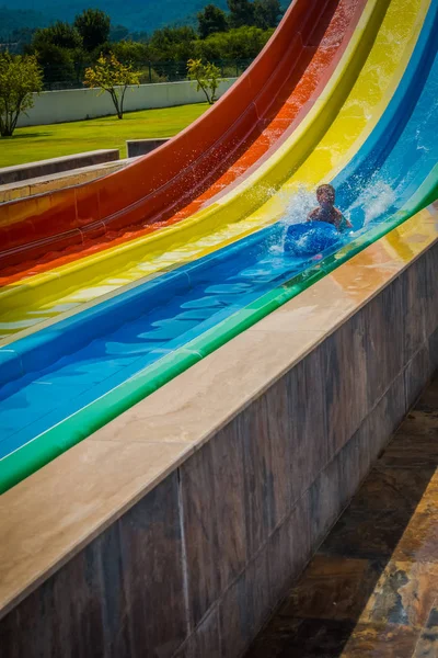 Jongen Rijdt Een Dia Het Waterpark — Stockfoto