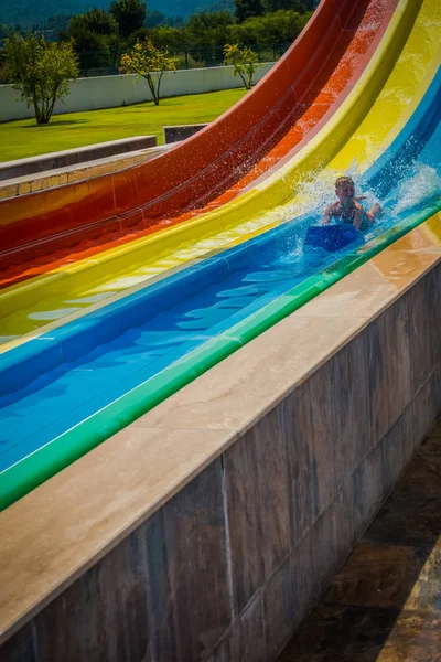 Der Junge Fährt Eine Rutsche Wasserpark — Stockfoto