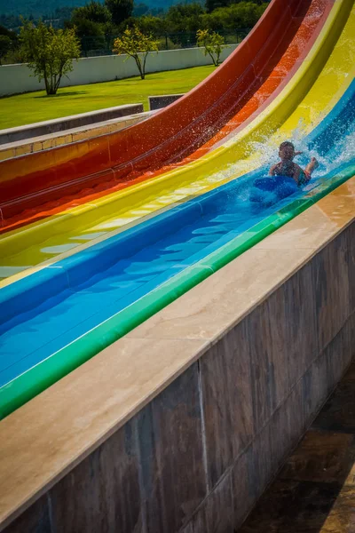Der Junge Fährt Eine Rutsche Wasserpark — Stockfoto