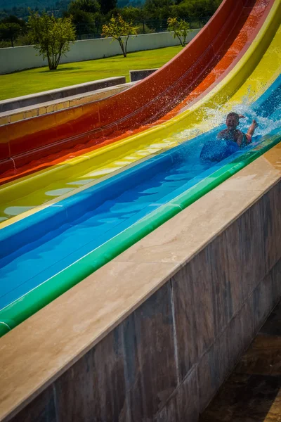 Jongen Rijdt Een Dia Het Waterpark — Stockfoto