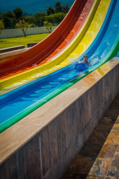 Der Junge Fährt Eine Rutsche Wasserpark — Stockfoto