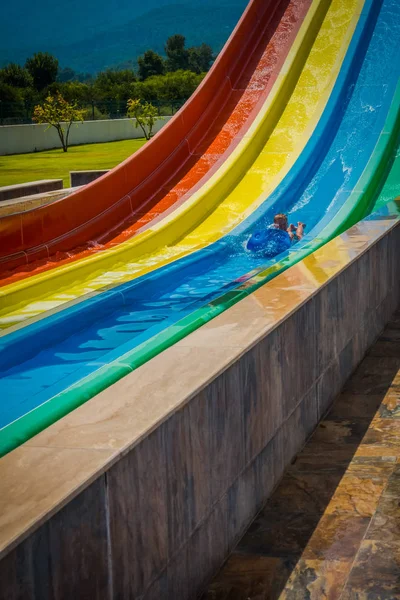 Menino Monta Slide Parque Aquático — Fotografia de Stock