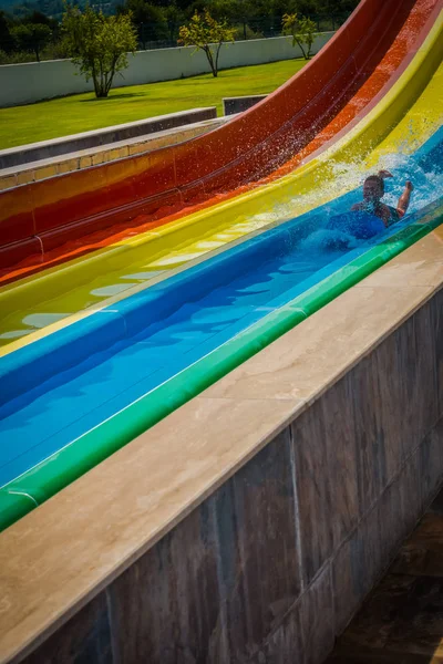 Der Junge Fährt Eine Rutsche Wasserpark — Stockfoto