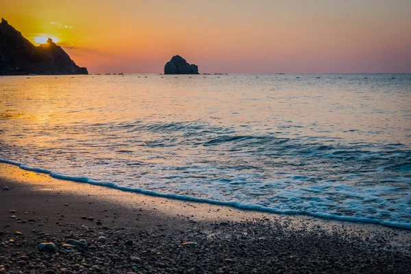 Gündoğumu kumsalda deniz