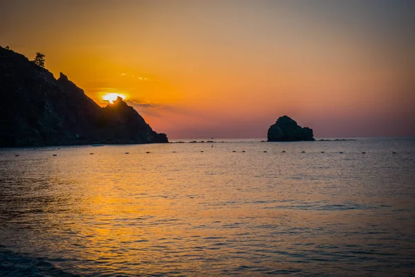 Gündoğumu kumsalda deniz