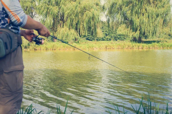 漁師は湖で釣り — ストック写真