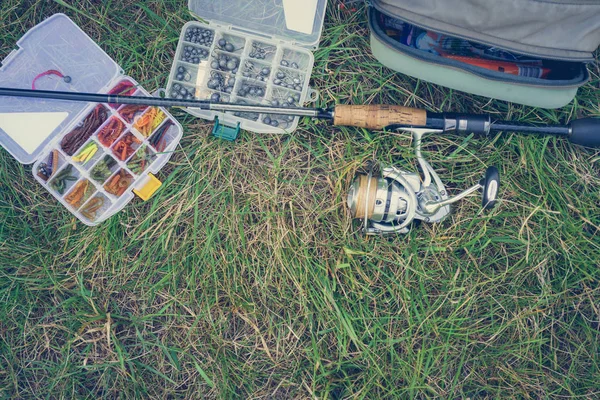 Concept Van Visserij Pakken Hengel Het Gras — Stockfoto