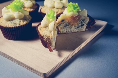 peynir ve salata ile cupcakes