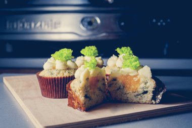 peynir ve salata ile cupcakes