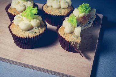 peynir ve salata ile cupcakes