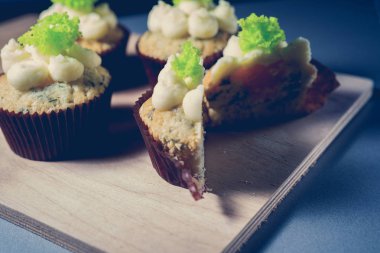 peynir ve salata ile cupcakes