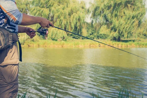 Pescatore Pesca Sul Lago — Foto Stock