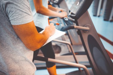 Eğitim koçu ve kızlar