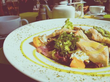 restoranda tavuk, lezzetli yemek salatası