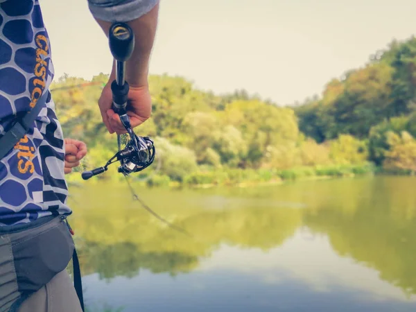 Joven Pescando Bokeh Fondo Borroso — Foto de Stock