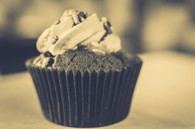 bir tepsi üzerinde pek çok güzel pastalar