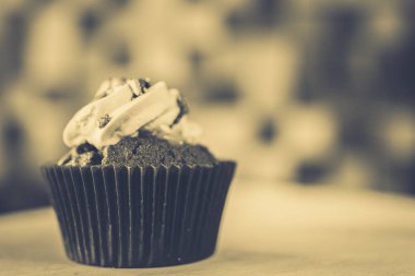 bir tepsi üzerinde pek çok güzel pastalar