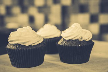 bir tepsi üzerinde pek çok güzel pastalar