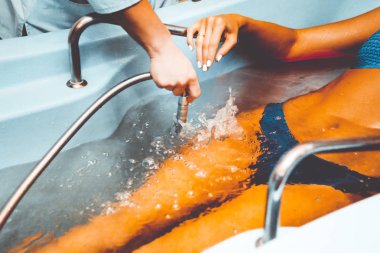 Sağlık ve rahatlama için sualtı masajı yordamı