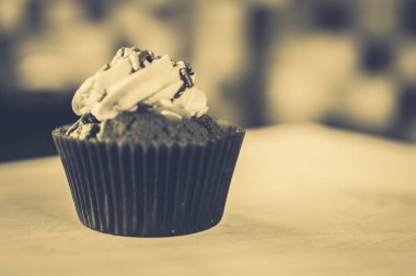 bir tepsi üzerinde pek çok güzel pastalar