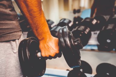 Spor salonunda vücut geliştirmeci