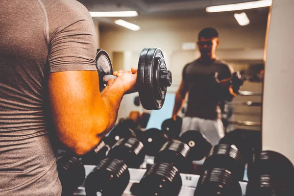 Bodybuilder Στο Γυμναστήριο — Φωτογραφία Αρχείου